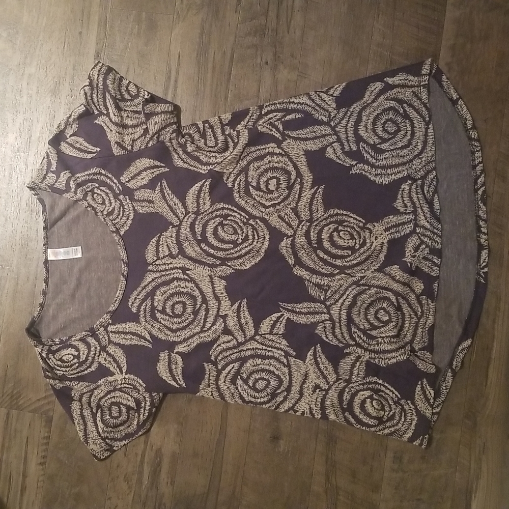 NWOT Lularoe Classic Tee-S